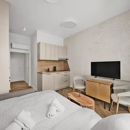 Quiet Retreat - 10 Min From Main Station Apartamento